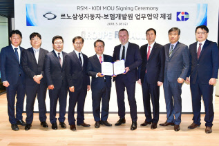 성대규 보험개발원 원장(왼쪽부터 다섯번째)과 도미닉 시뇨라 르노삼성자동차 대표이사(여섯번째)가 지난 28일 업무협약을 체결한 후 기념촬영을 하고 있다. 르노삼성자동차 제공